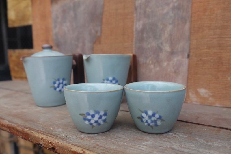 青瓷汝窯簡易茶具組【藍白繡球花款】－簡易壺、茶海、2只茶杯 - 茶具/茶杯 - 陶 白色