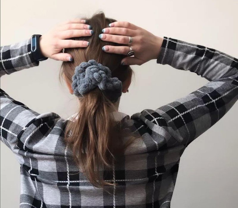 Plushy scrunchie women accessory best gift for her aesthetic hair band - 髮飾 - 聚酯纖維 灰色
