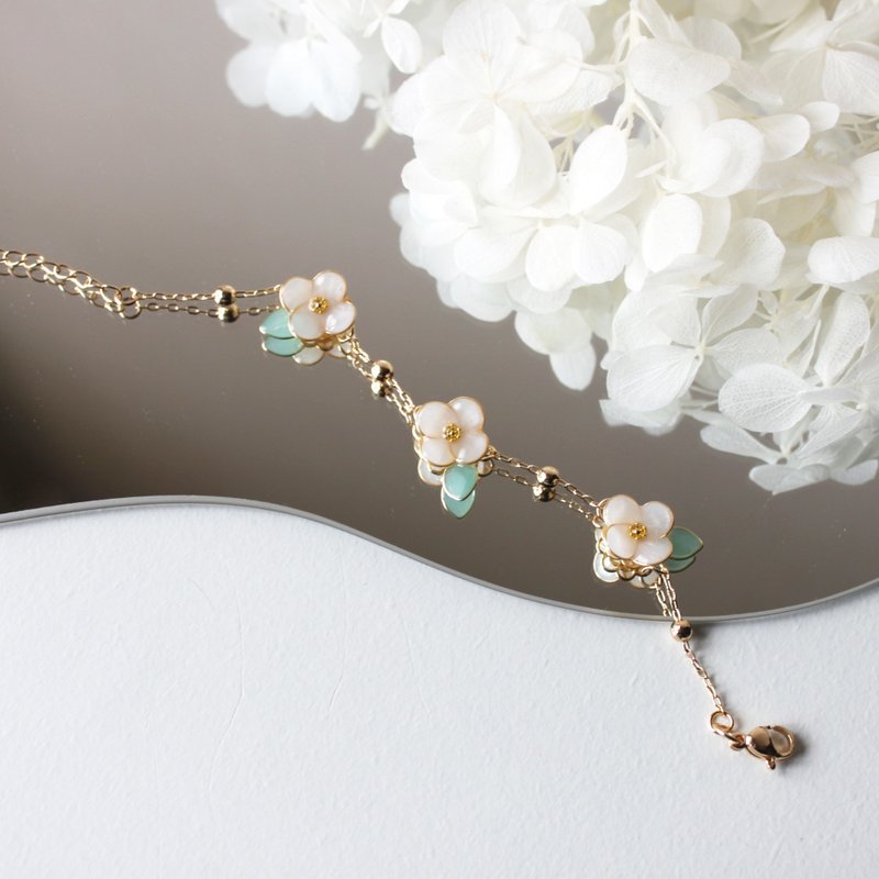 [Four-leaf clover bracelet] White flower bracelet handmade Bronze resin 14kgf hand-made - Bracelets - Resin White