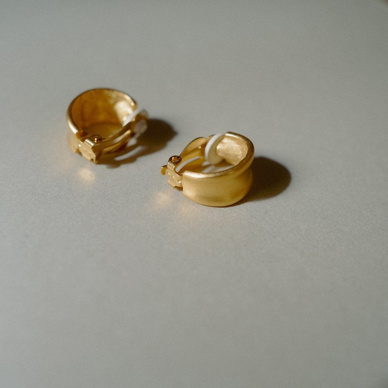 Retro matte gold antique jewelry earrings vintage - ต่างหู - โลหะ สีทอง