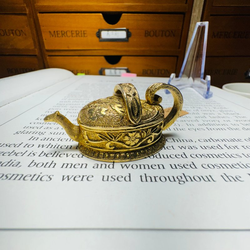 Max Factor Golden Solid Perfume Watering Can Ornament with Beautiful Engravings - อื่นๆ - โลหะ 