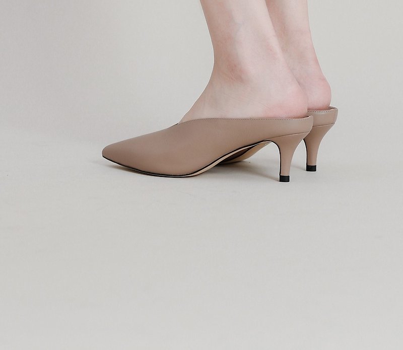 Minimalist V-port arc high-heeled leather sandals apricot - รองเท้ารัดส้น - หนังแท้ สีกากี