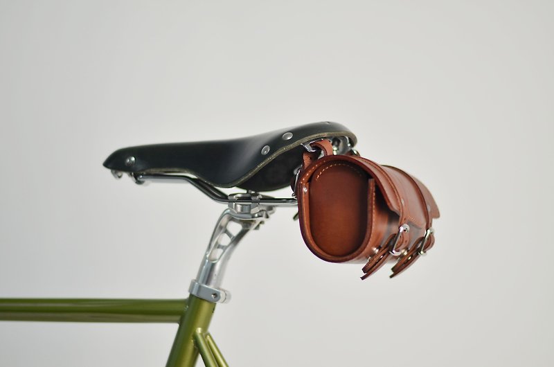 SE ic |ハンドメイドレザー自転車シートバッグ|マグネットバックル - 自転車・サイクリング - 革 ブラウン