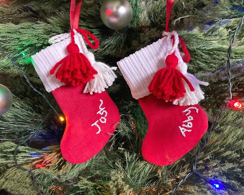 Personalized mini stockings, Custom embroidered holiday stockings - ตกแต่งผนัง - วัสดุอื่นๆ สีแดง