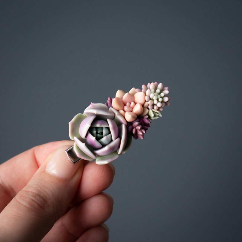 Small crocodile hair clip with Echeveria Lola 1 piece - 髮圈/髮夾 - 其他材質 