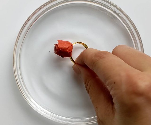 แหวนที่ละลายเมื่อใส่น้ำ ดอกกุหลาบตูมสีแดง - สตูดิโอ Kino.Q แหวนทั่วไป -  Pinkoi