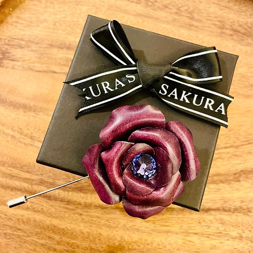 Sakura Store 【客製化禮物】皮革玫瑰花配奧地利水晶胸針 大碼