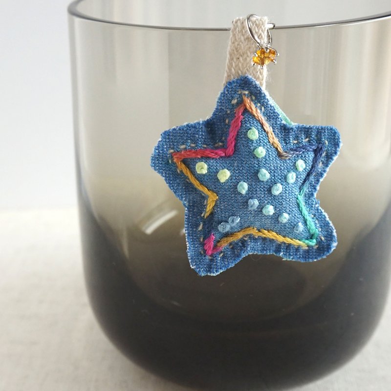 Hand-embroidered key charm "starfish" [Made to order] - ที่ห้อยกุญแจ - งานปัก สีน้ำเงิน