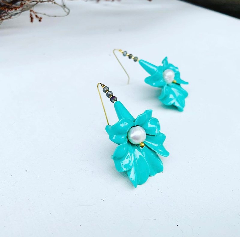 Copper hand made _ blue green flower pearl earrings - Earrings & Clip-ons - Pearl Blue