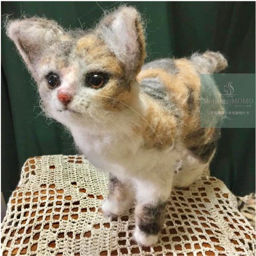 羊毛フェルトのパステル三毛猫 - ショップ MoncheriMOMO-woolfelt