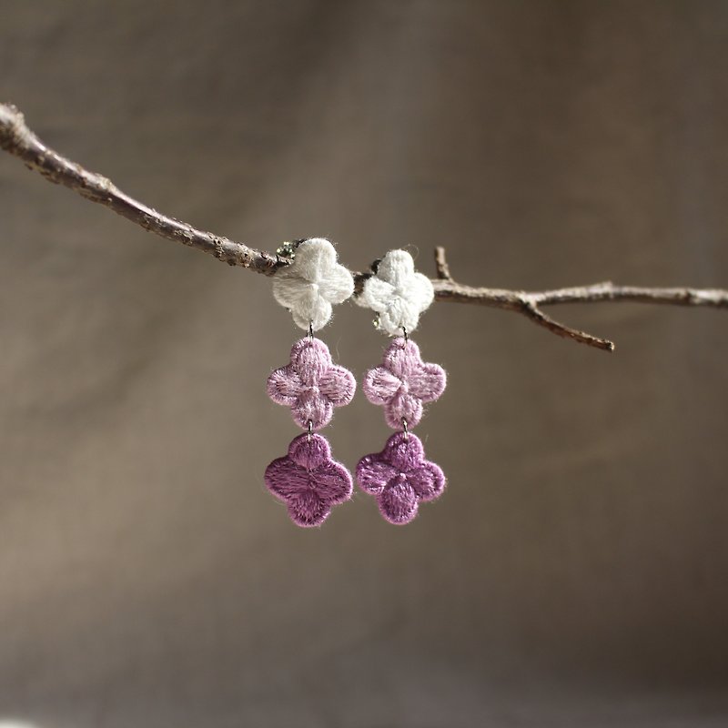 手工刺繡　紫色小花朵耳夾 - 耳環/耳夾 - 棉．麻 紫色