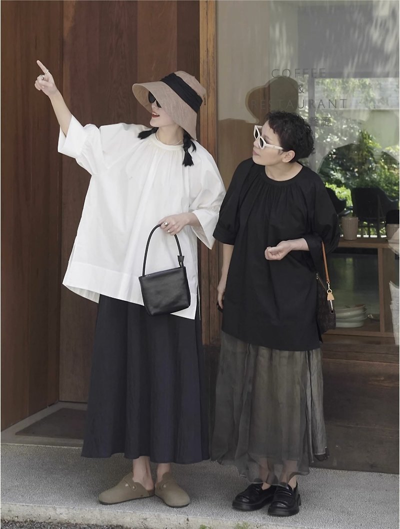 Black and white Japanese retro round neck long-sleeved/five-quarter sleeve shirt - Women's Shirts - Cotton & Hemp Black