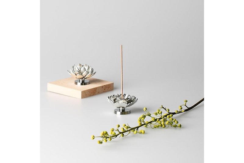 開花と裕福な香炉 - アロマ・線香 - 金属 シルバー