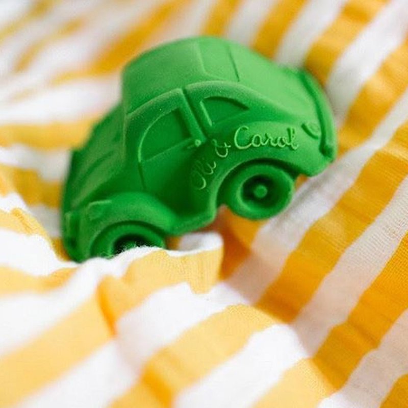 西班牙Oli & Carol 摩登小金龜車-綠色 天然橡膠固齒器/洗澡玩具 - 嬰幼兒玩具/毛公仔 - 橡膠 綠色
