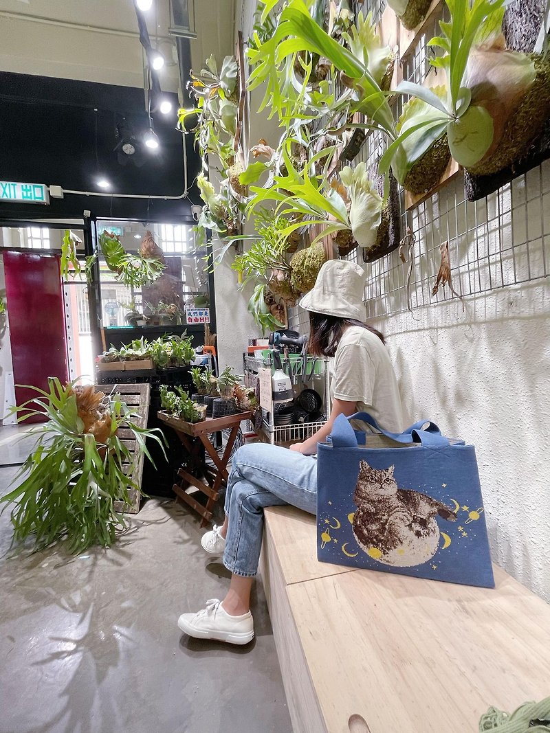 Loxe 香港製造 Tote Bag 手提包 貓星球 - 手袋/手提袋 - 棉．麻 藍色