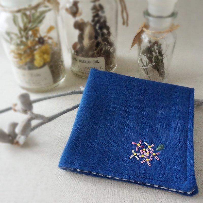 Hand embroidered gauze handkerchief hydrangea pink (order-receiving) - ผ้าเช็ดหน้า - ผ้าฝ้าย/ผ้าลินิน สีน้ำเงิน