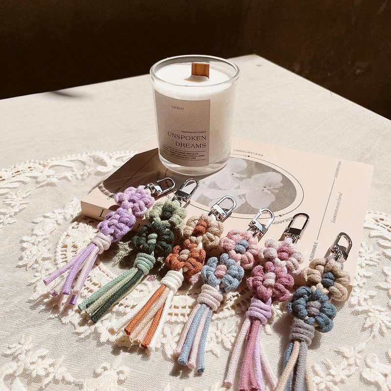 【Hola Macrame】 Flower pendant wedding souvenir key ring pendant material package - พวงกุญแจ - ผ้าฝ้าย/ผ้าลินิน 