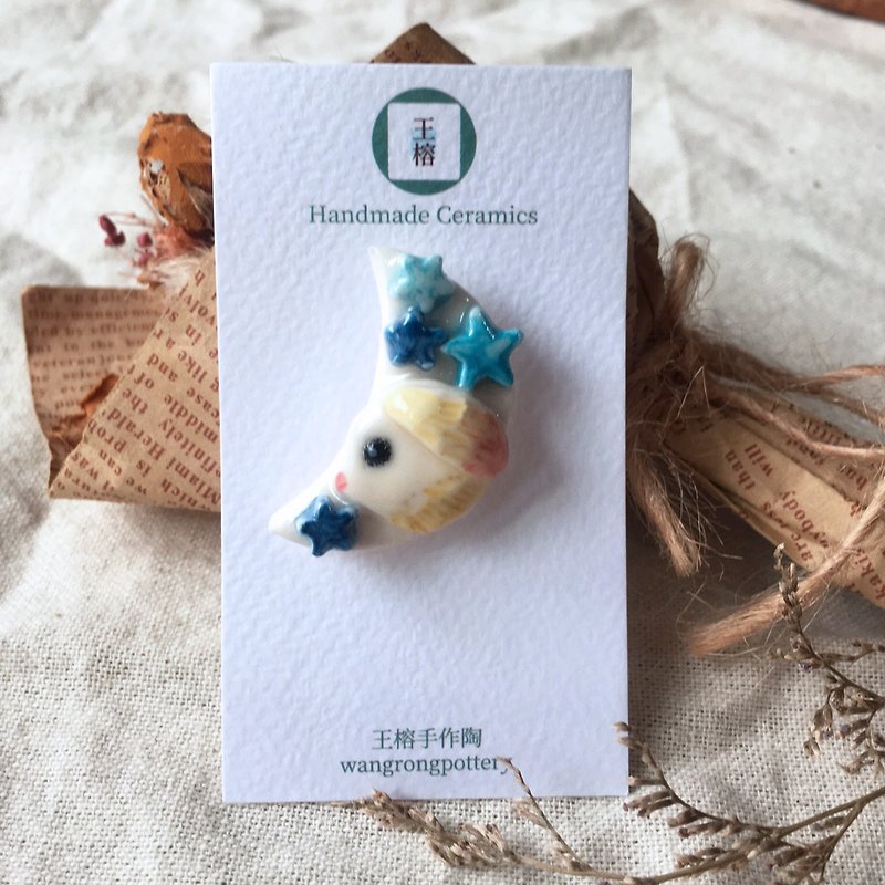 【Handmade Pottery Gift Box】Handmade Pottery White Moon Blue Star Jade Rabbit Brooch Pin - เข็มกลัด - เครื่องลายคราม ขาว