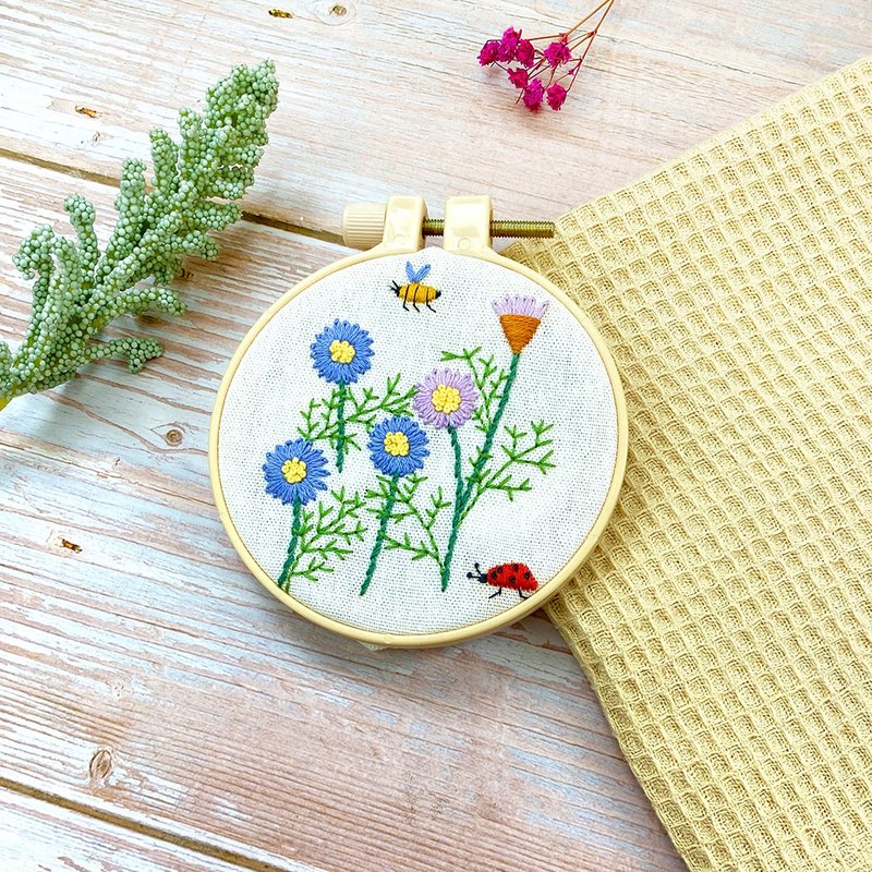 French Embroidery Four Seasons Garden Embroidery Material Set - Daisies and Bees - เย็บปัก/ถักทอ/ใยขนแกะ - ผ้าฝ้าย/ผ้าลินิน 