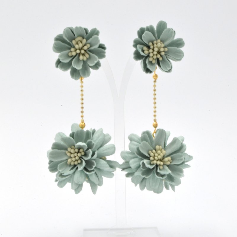 草綠色立體壓花雛菊花球耳環 Pastel Green Daisy Ball Earring - 耳環/耳夾/耳骨夾 - 其他材質 綠色
