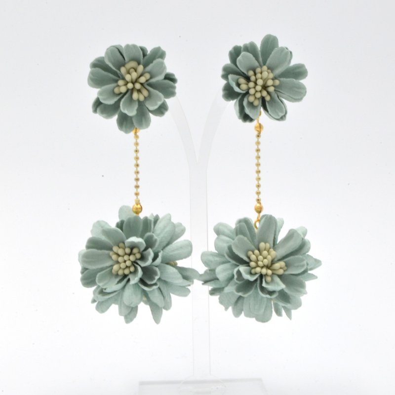 草綠色立體壓花雛菊花球耳環 Pastel Green Daisy Ball Earring - 耳環/耳夾 - 其他材質 綠色