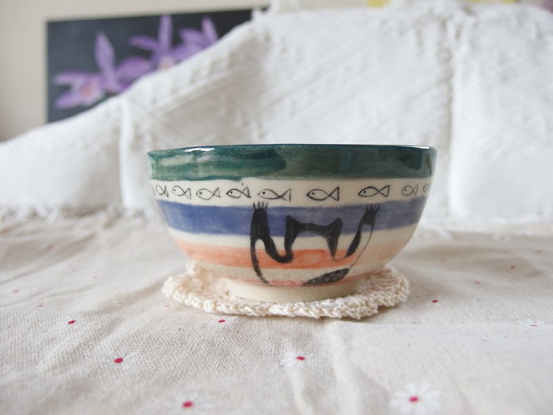 Purely hand-painted cat catching fish porcelain bowl - ถ้วยชาม - เครื่องลายคราม 