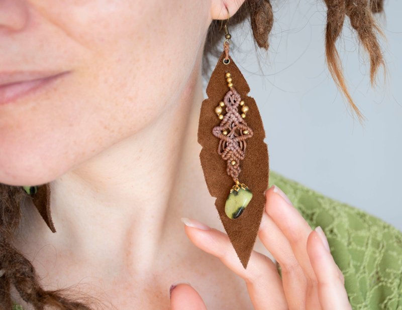 Brown leather leaf earrings, nephrite jewelry - 耳環/耳夾/耳骨夾 - 寶石 