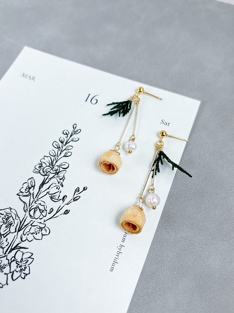 Composite seed fruit-amber fruit/cypress/pearl earring - Earrings & Clip-ons - Plants & Flowers White