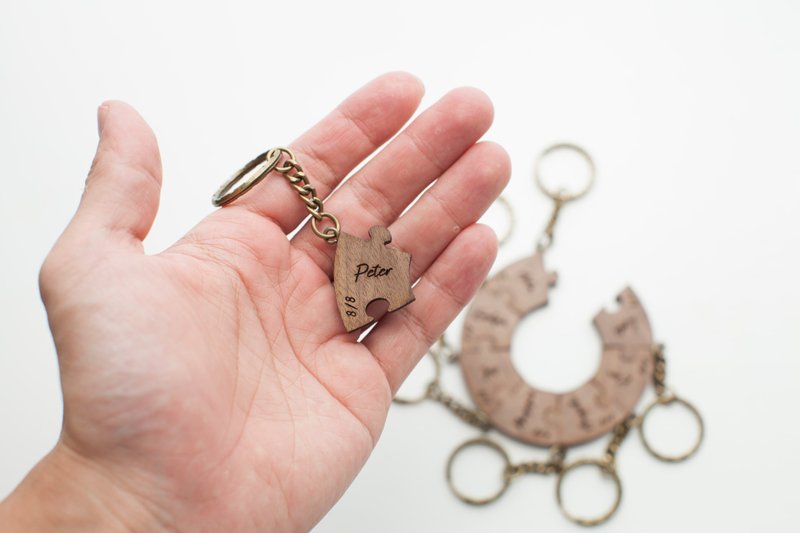 Friends and Family Tokens Walnut Log Round Ring Puzzle Key Ring - 9 Pieces - Keychains - Wood Brown