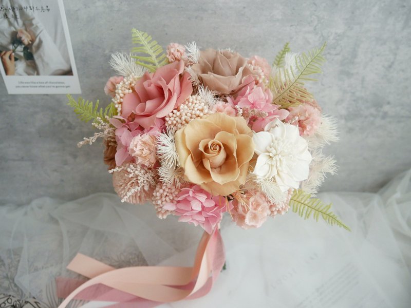 自然型手綁不凋捧花【美好情懷】永生捧花/拍婚紗/婚禮/結婚登記 - 乾燥花/永生花 - 植物．花 粉紅色