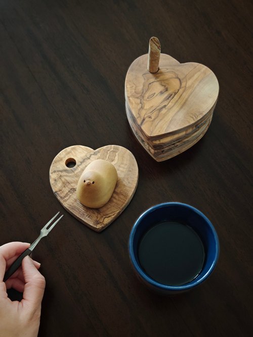 Folksy Finds 手工製橄欖木心形杯墊組
