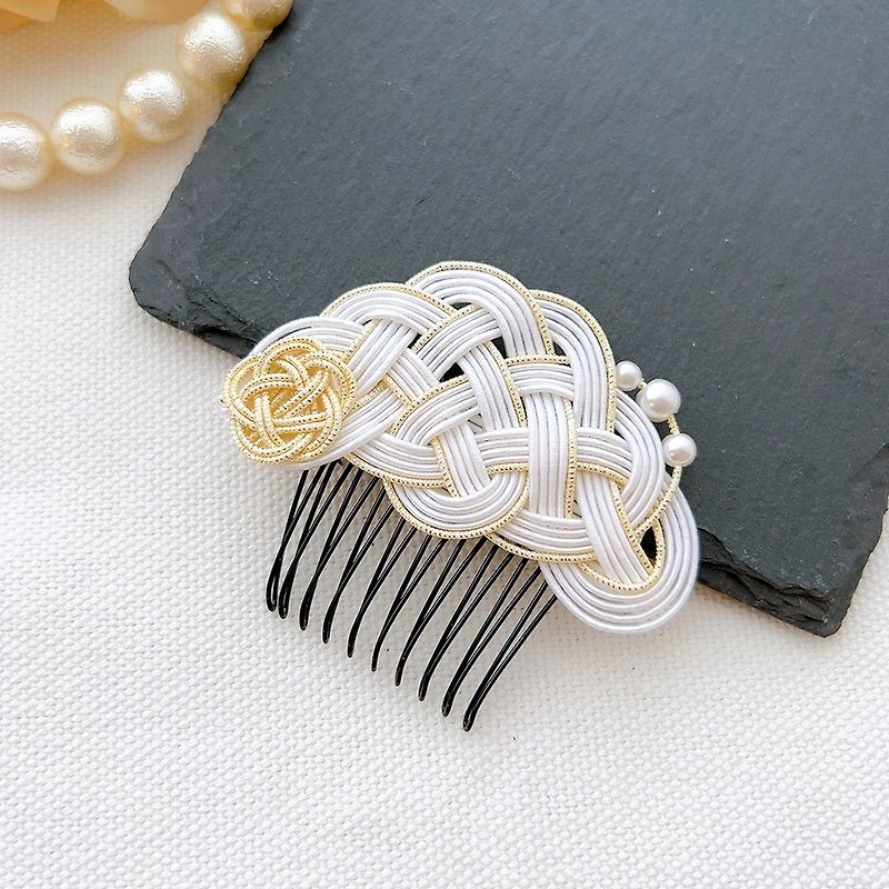 Mizuhiki hair comb decorated with auspicious pine and plum blossoms / neat and clean with pearls / white - Hair Accessories - Paper White