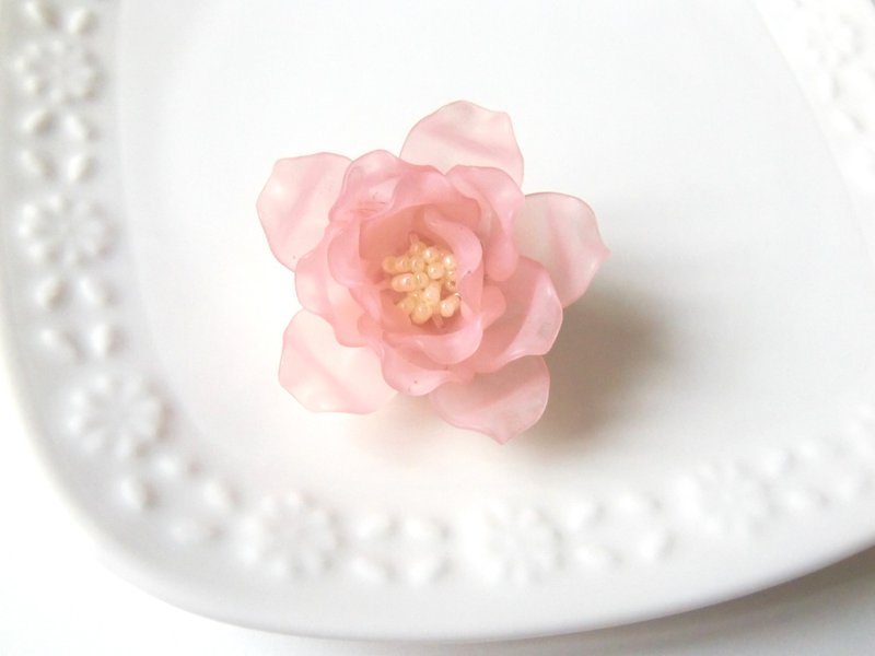 Rose Brooch Queen Elizabeth - Brooches - Plastic Pink