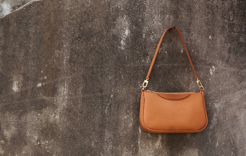 Curved zipper handbag shoulder bag - กระเป๋าถือ - หนังแท้ สีนำ้ตาล