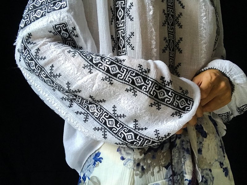 Romanian antique hand-embroidered top/ blouse - เสื้อผู้หญิง - ผ้าฝ้าย/ผ้าลินิน 