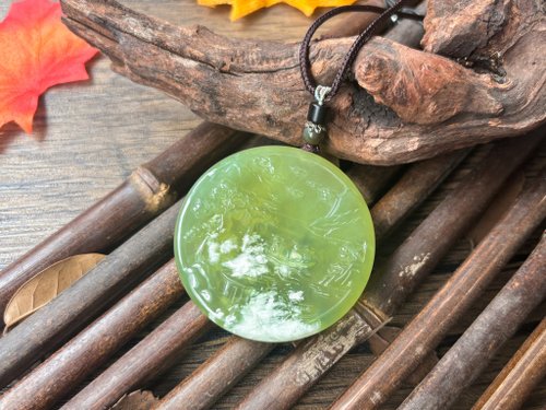 LifelikeDream Handmade 【一物一圖】天然岫玉 青提奶蓋山水雙面雕刻圓牌吊墜 手編繩項鍊