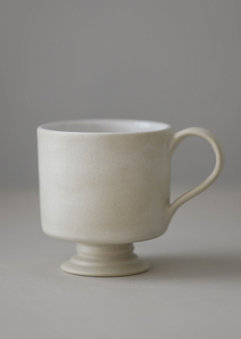 サテンホワイトの背の高いコーヒーカップ - マグカップ - 陶器 ホワイト