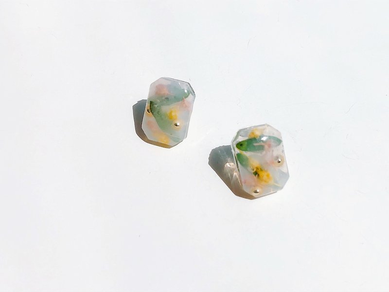 初晨系列-迷霧下的花畑 手作 壓花 乾燥花 貼耳 氣質 耳針 - 耳環/耳夾 - 其他材質 多色