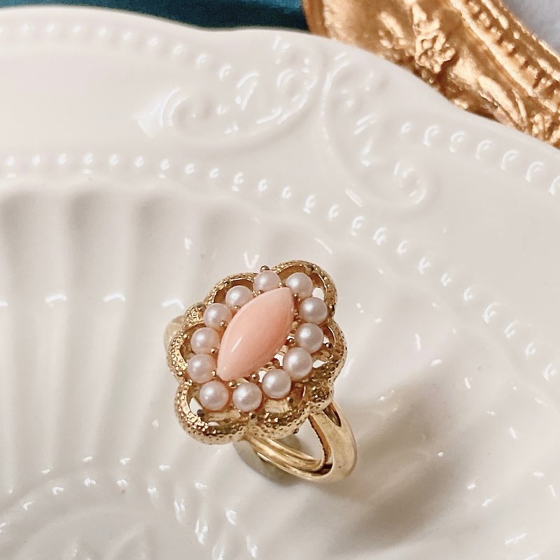 [Western Antique Jewelry] Fine-tuning Avon Elegant Long Floral Pearl Inlaid Pink Inlaid Ring - แหวนทั่วไป - เครื่องประดับ สึชมพู