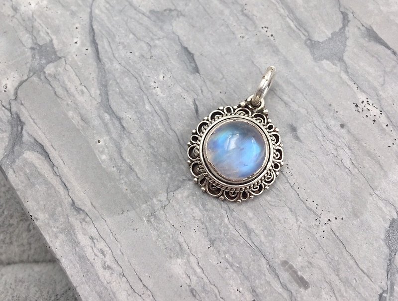 • My.Crystal•Moonwheel•High quality blue moonlight handmade silver pendant (without chain) - สร้อยคอ - เครื่องเพชรพลอย สีน้ำเงิน