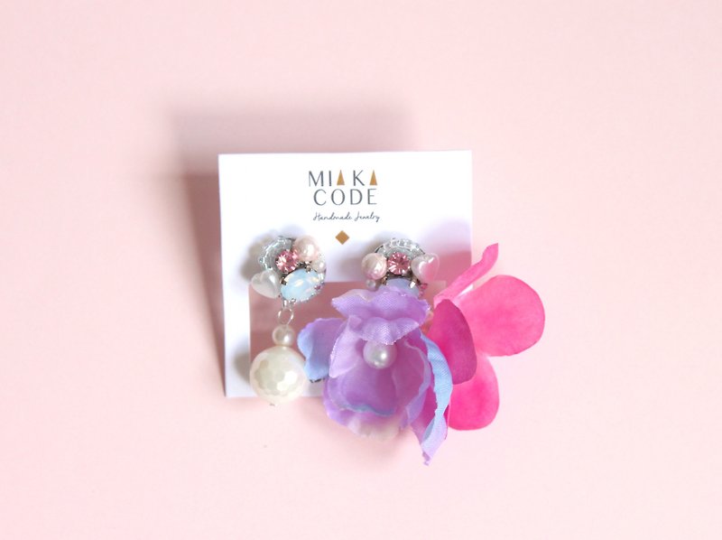 Handmade beaded Swarovski crystal flower (two-color matching color) ear acupuncture/clip-on earrings - ต่างหู - พืช/ดอกไม้ หลากหลายสี