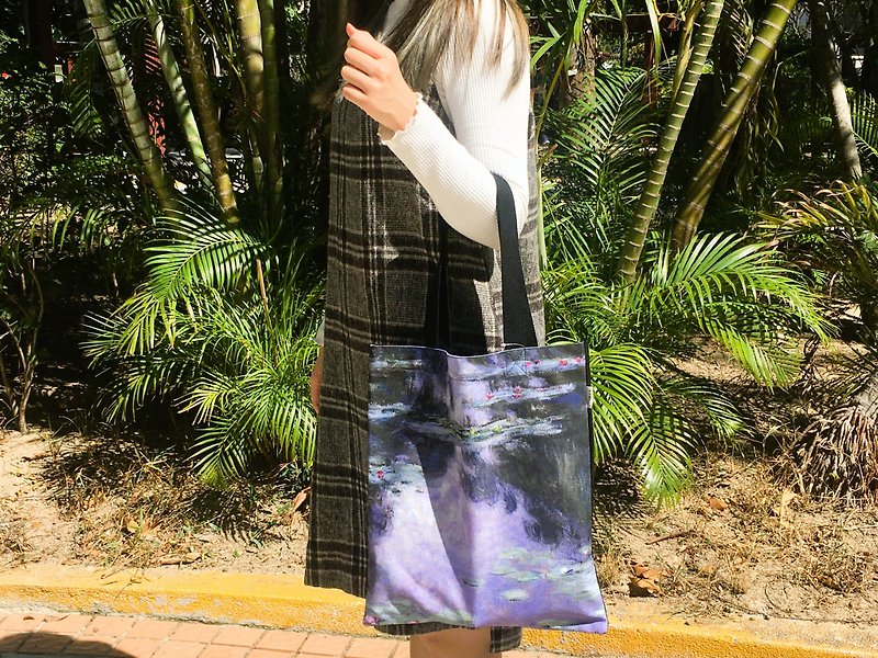 Monet Canvas Tote Bag (Water Lilies Painting) - กระเป๋าถือ - ผ้าฝ้าย/ผ้าลินิน สีม่วง