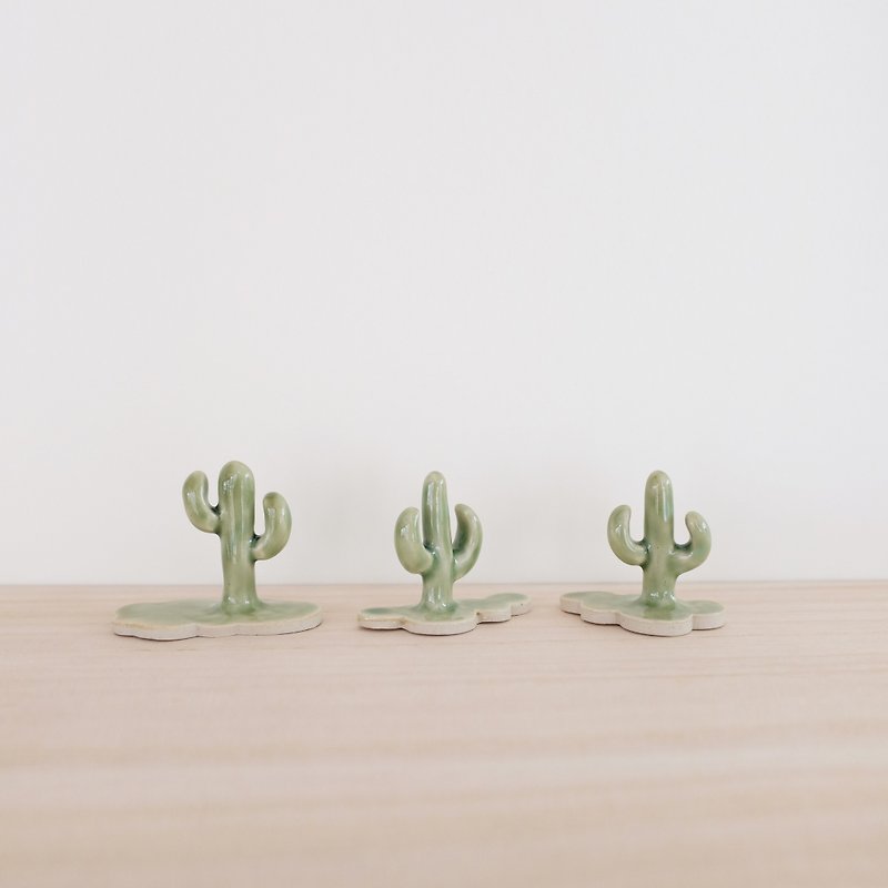 handmade ceramic cactus ring holder - ของวางตกแต่ง - ดินเผา สีเขียว