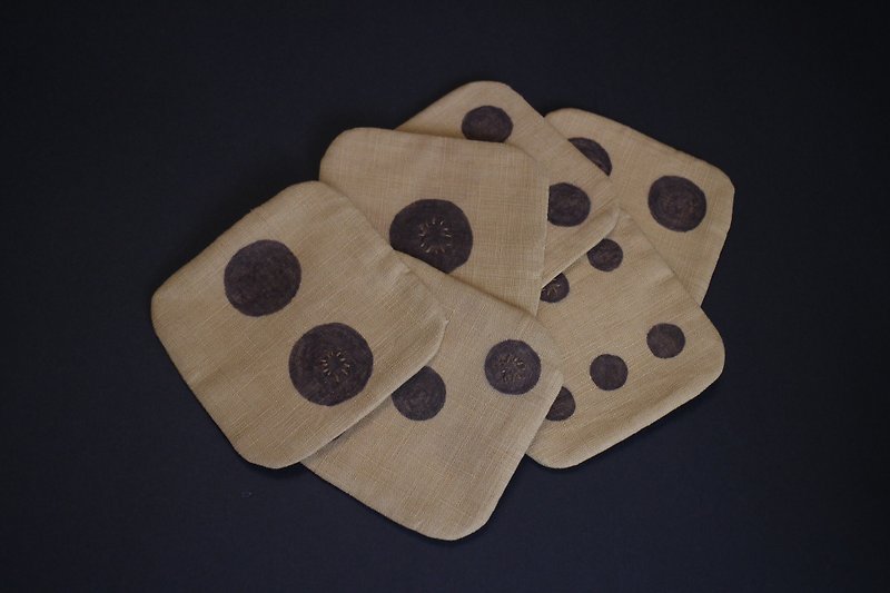 Rounded dice embroidered coaster six in / rice base point - ที่รองแก้ว - ผ้าฝ้าย/ผ้าลินิน สีนำ้ตาล