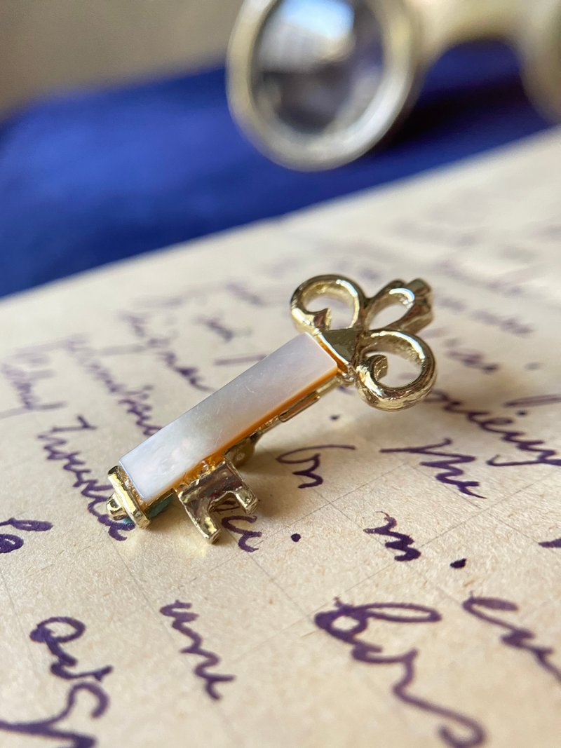 金鑰匙仿貝古董胸針無印記 - 胸針 - 其他金屬 金色