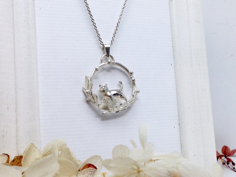 Silver Wreath Walking Cat Necklace Cat Loss Lover Gift For Birthday Valentines - สร้อยคอ - โลหะ สีเงิน