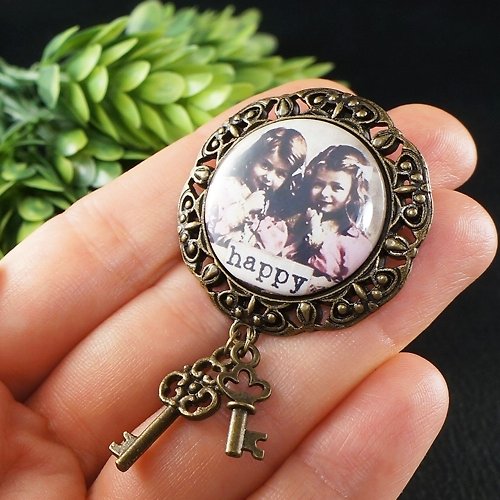 AGATIX Vintage Style Happy Brooch Retro Picture Key Charm Happiness Brooch Pin Jewelry