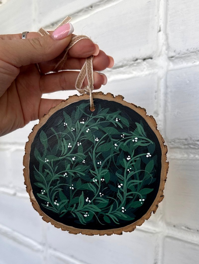 Delicate Floral Ornament on Wooden Slice - 壁貼/牆壁裝飾 - 其他材質 