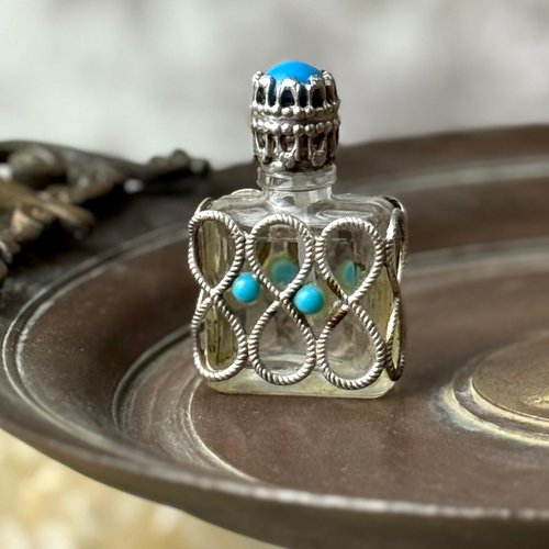 英国製 純銀蓋 19世紀 アンティーク ブルー カットグラス 香水瓶 英国製 純銀蓋 19世紀 アンティーク ブルー カットグラス 香水瓶