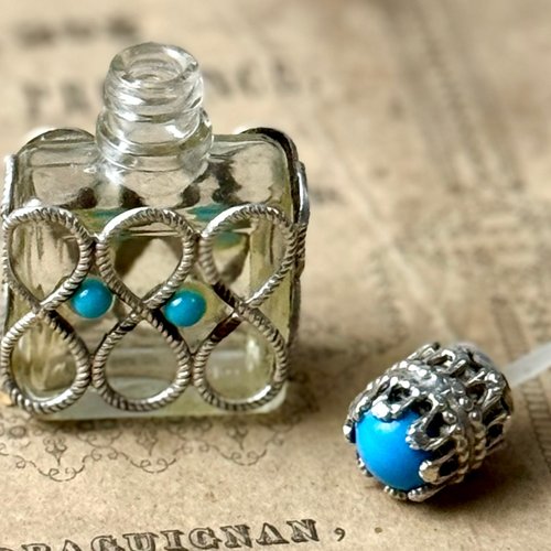 50749 - 優美な19世紀フランスの香水瓶、キャップには銀細工、ボトル